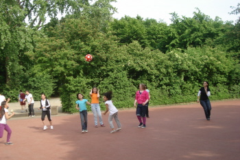 Oumelbanine hat eine Mädchenfussballmanschaft.