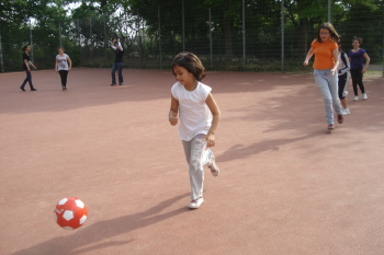 aktive Mädchen Oumelbanine hat eine Mädchenfussballmanschaft.