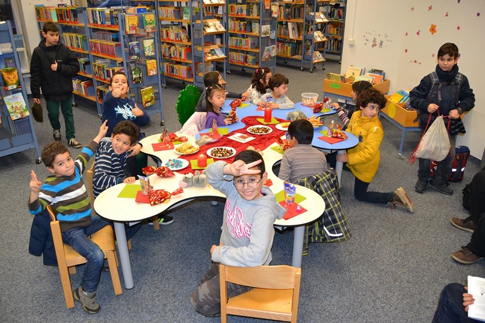 eine kleine gemütliche Leseecke aufbauen wo sich Mutter und Kind ruhig entspannen können und in den Büchern viele Abenteuer entdecken.