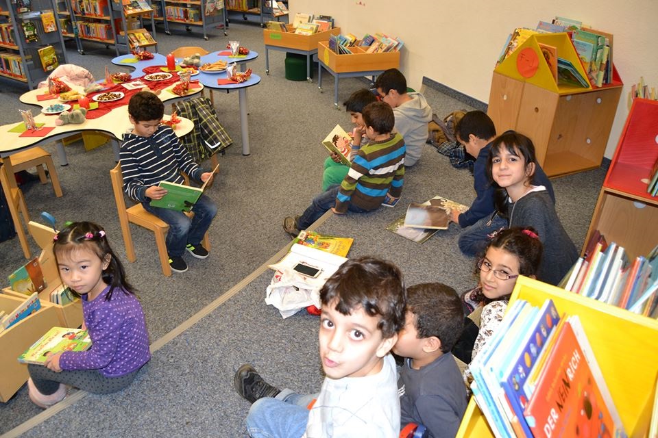 eine kleine gemütliche Leseecke aufbauen wo sich Mutter und Kind ruhig entspannen können und in den Büchern viele Abenteuer entdecken.