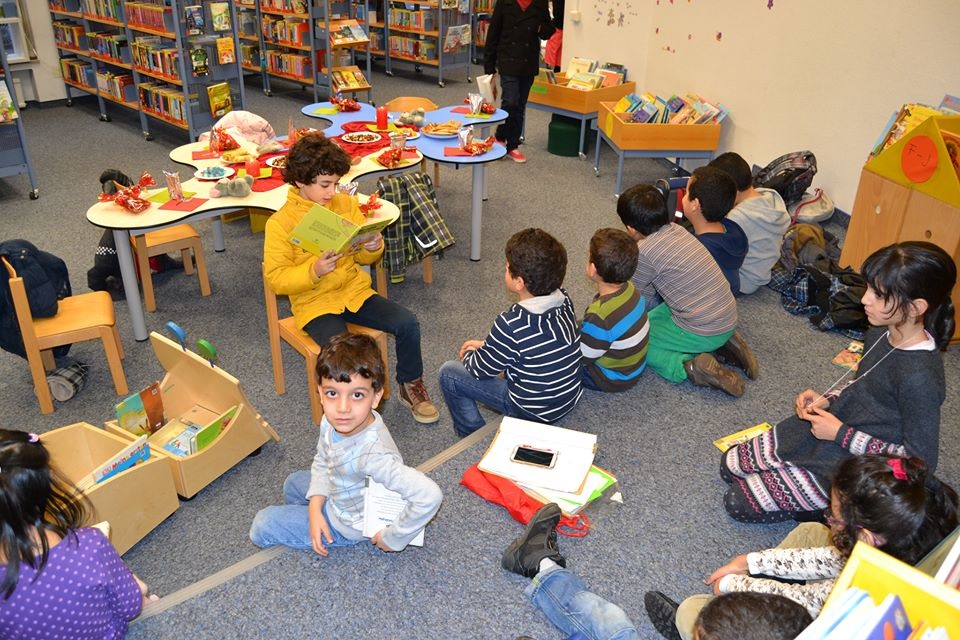 eine kleine gemütliche Leseecke aufbauen wo sich Mutter und Kind ruhig entspannen können und in den Büchern viele Abenteuer entdecken.