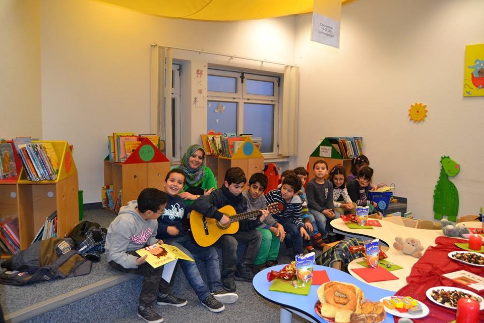 eine kleine gemütliche Leseecke aufbauen wo sich Mutter und Kind ruhig entspannen können und in den Büchern viele Abenteuer entdecken.