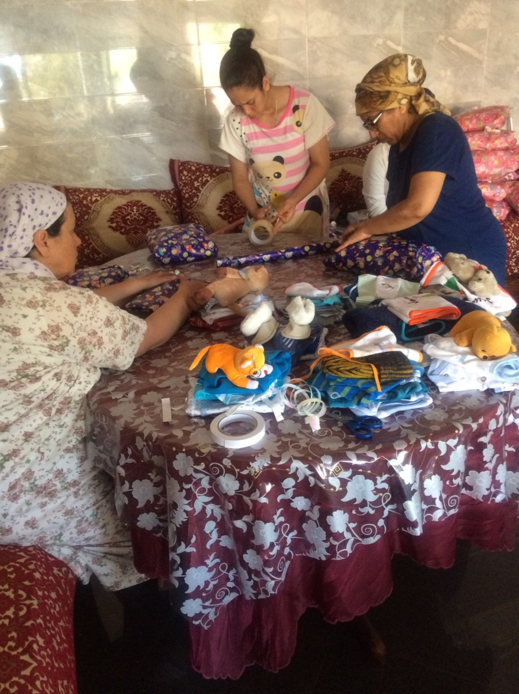 Babybekleidung für Neugeborene im Krankenhaus von Aljadida